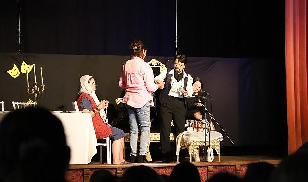 Alayına Makara Tiyatrosu Bayındır'da Gülmekten Kırdı Geçirdi