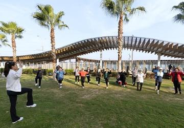 Konak'ta açık havada spor keyfi devam ediyor