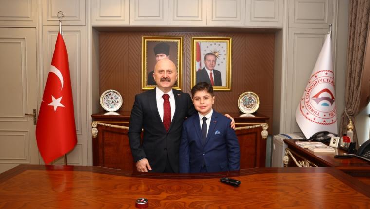 Vali Varol, 23 Nisan’da makamını temsili olarak öğrenciye devretti