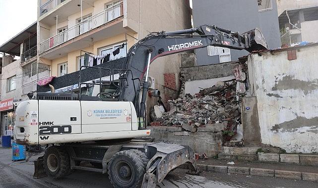 Konak'ta metruk yapıların yıkımı devam ediyor