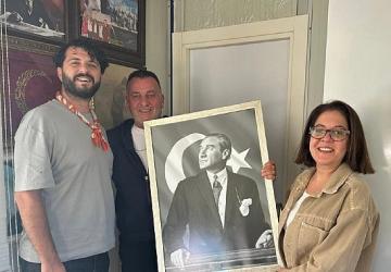 Çeşme Belediyesi'nden Muhtarlar Haftasında anlamlı hediye: Atatürk tablosu