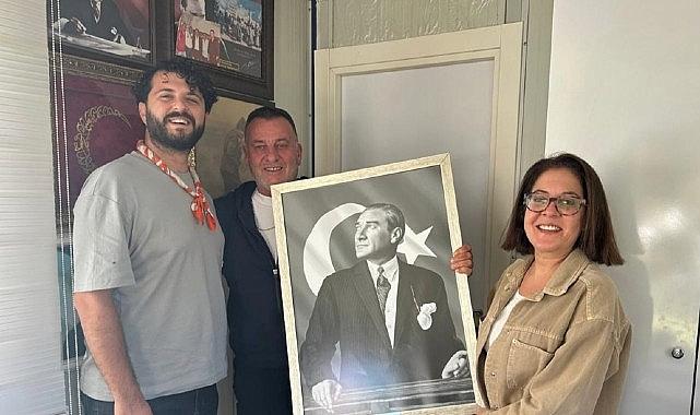 Çeşme Belediyesi'nden Muhtarlar Haftasında anlamlı hediye: Atatürk tablosu