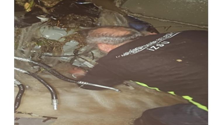 Kemalpaşa Ulucak'ta menfeze giren aracın çıkarılma çalışmaları sürüyor