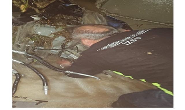 Kemalpaşa Ulucak'ta menfeze giren aracın çıkarılma çalışmaları sürüyor