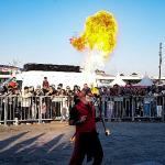 Havada uçan alevler hayranlıkla izlendi