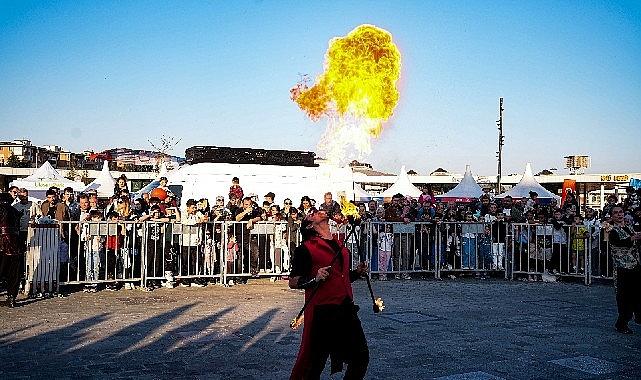 Havada uçan alevler hayranlıkla izlendi