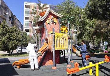 Konak'ın parklarında temizlik mesaisi