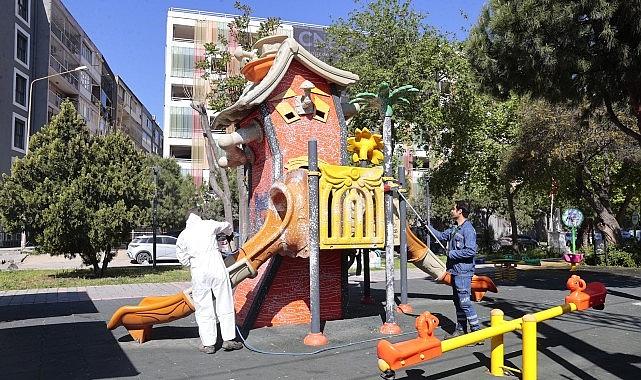 Konak'ın parklarında temizlik mesaisi
