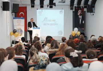 “Aile Yılı" Kapsamında Aileyi Merkeze Alan Çalıştay Karşıyaka'da Gerçekleştirildi
