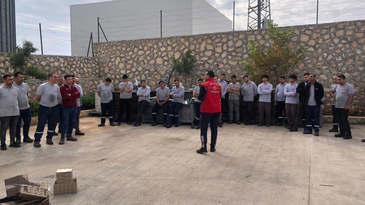 Besni İtfaiyesi’nden fabrika personeline yangın eğitimi Besni İtfaiyesi’nden fabrika personeline yangın eğitimi