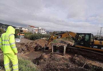 İzmir Büyükşehir Belediyesi ekipleri Bergama'da aşırı yağışlarla mücadele ediyor