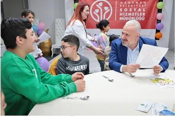 Menemen'de özel çocukların karne sevinci yürekleri ısıttı