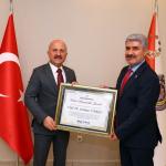 Besni Belediyesi’nden Vali Osman Varol’a fahri hemşehrilik beratı