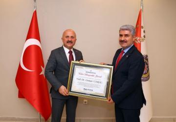 Besni Belediyesi’nden Vali Osman Varol’a fahri hemşehrilik beratı