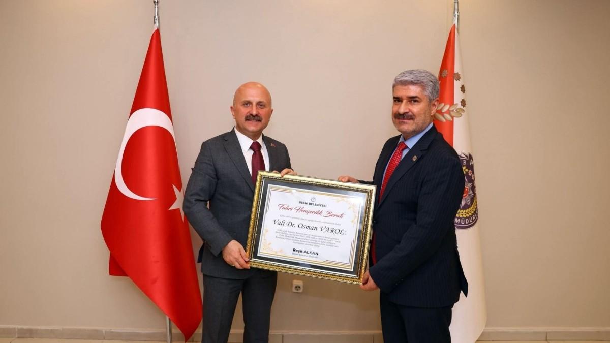 Besni Belediyesi’nden Vali Osman Varol’a fahri hemşehrilik beratı