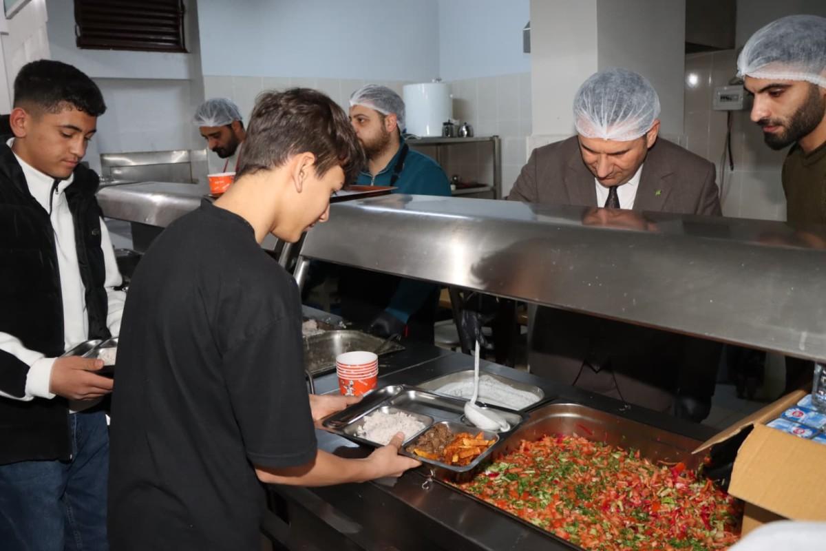 Kahta’da ‘Maarifin Kalbinde Ramazan’ buluşması: Pansiyonda ilk iftar sofrası kuruldu