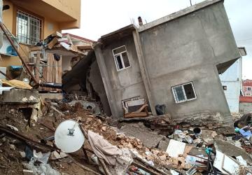 Adıyaman’da iki katlı bina çöktü, bitişikteki bina tahliye edildi - Videolu Haber