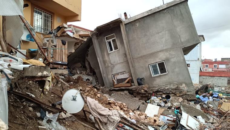 Adıyaman’da iki katlı bina çöktü, bitişikteki bina tahliye edildi - Videolu Haber
