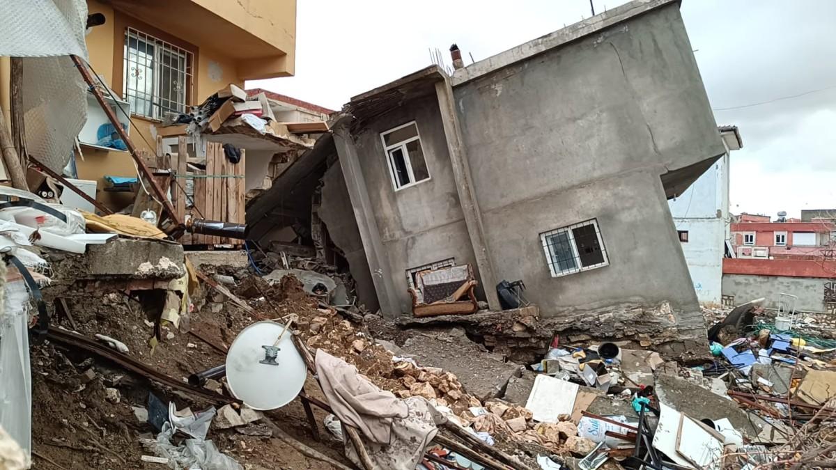 Adıyaman’da iki katlı bina çöktü, bitişikteki bina tahliye edildi - Videolu Haber