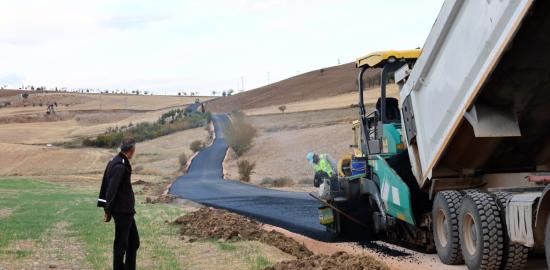 Adıyaman’da köy yollarında ilk kez sıcak asfalt dönemi