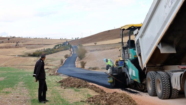Adıyaman’da köy yollarında ilk kez sıcak asfalt dönemi