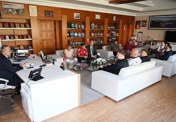 Başkan Topaloğlu'na antrenör ve sporculardan ziyaret