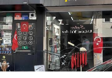 Karaman Belediyesi'nden Esnaflara Bayrak Hediyesi