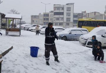 Şehitkamil’de belediye personelinden kar yağışında sokak hayvanlarına destek çalışması