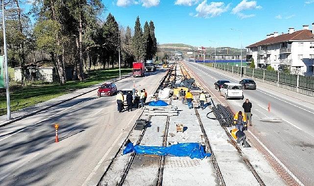 Raylar tam yol Kartepe'ye doğru döşeniyor