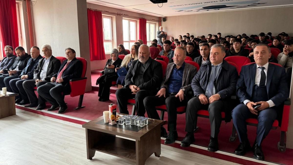 Akçakale’de Medya Okuryazarlığı ve Gazetecilik Paneli ilgiyle takip edildi