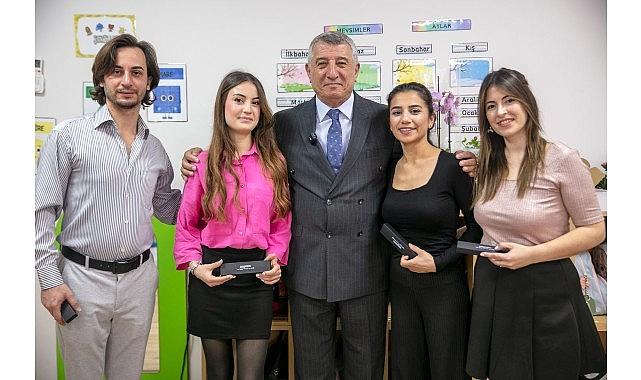 Güzelbahçe'de Belediyesi'nden 24 Kasım'a Anlamlı hediye: Öğretmenlere İsimli Kalem