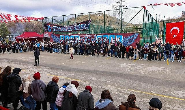 Üniversiteli Trabzonsporlulardan Keçiören'de Coşkulu Horon Festivali