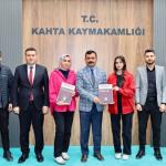 Kahta’da İnşirah Dergisi Kaymakam Soysal’a takdim edildi