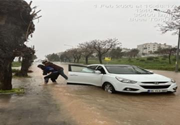 Büyükşehir'in zabıtası İzmirliyi sırtında taşıdı