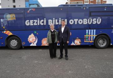 İzmir’den Adıyaman’a dayanışma eli: Gezici Bilim Otobüsü öğrencilerle buluştu - Videolu Haber