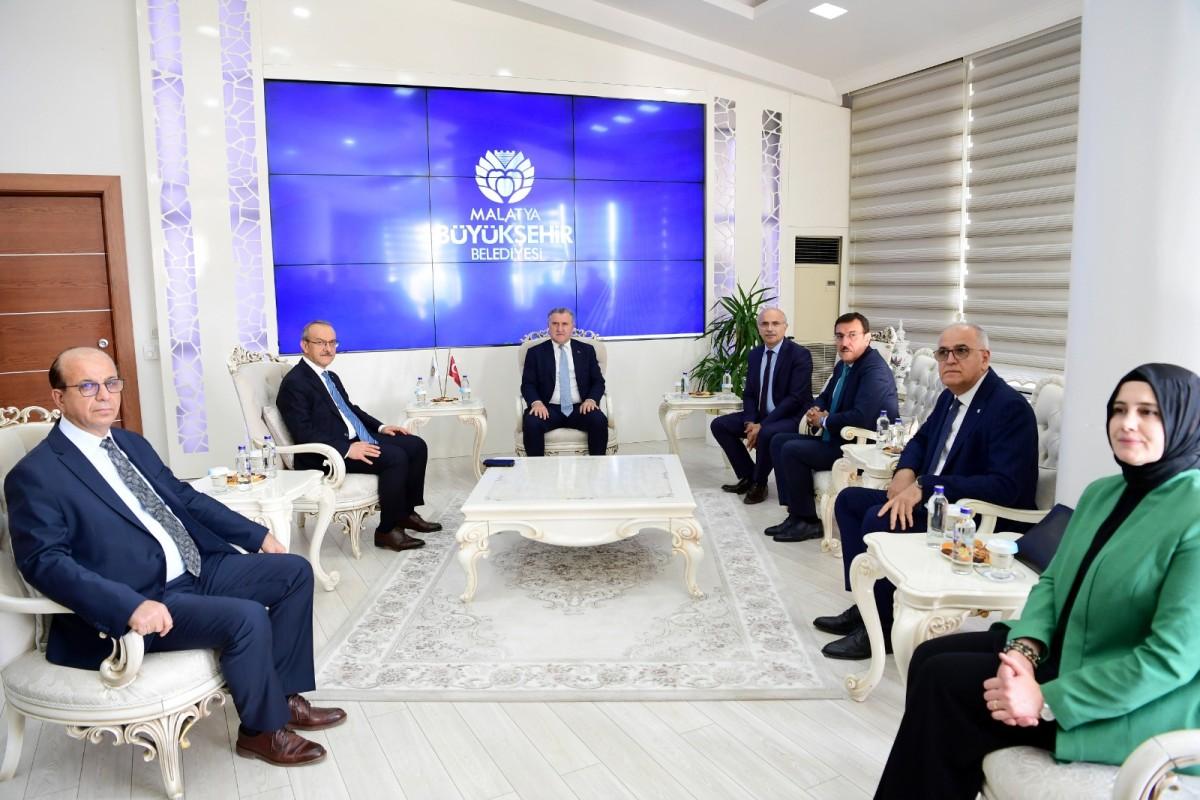 Bakan Osman Aşkın Bak, Malatya Büyükşehir Belediyesi’ni ziyaret etti Bakan Osman Aşkın Bak, Malatya Büyükşehir Belediyesi’ni ziyaret etti