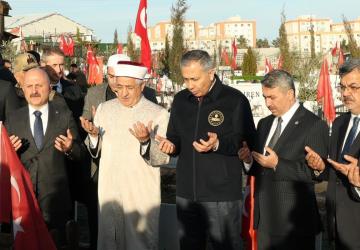 Ali Yerlikaya Adıyaman Yeni Mezarlığı’nda deprem şehitlerini andı