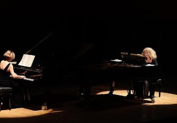 İki piyano, iki kültür: AASSM'de duygusal konser