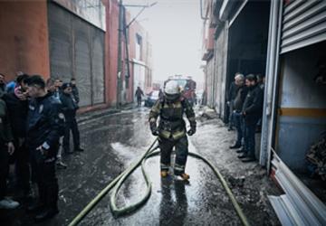 Buca'da depo yangını kısa sürede söndürüldü