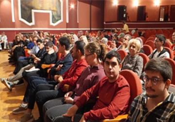 İş hayatına hazırlanan nöroçeşitli gençlerin mezuniyet sevinci