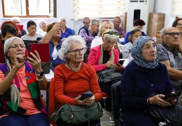Dijital çağın kapıları yaş almış bireylere açılıyor