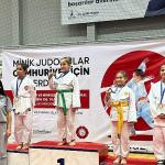 Konak'ın judo takımı ilk turnuvadan madalyalarla döndü
