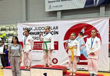 Konak'ın judo takımı ilk turnuvadan madalyalarla döndü