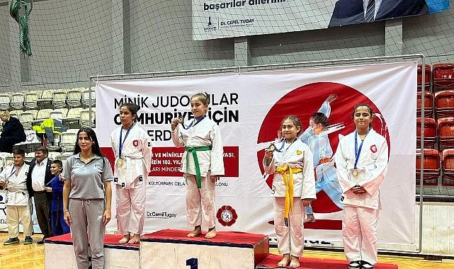 Konak'ın judo takımı ilk turnuvadan madalyalarla döndü