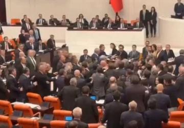 TBMM’de bütçe görüşmeleri yumruklu kavgaya dönüştü