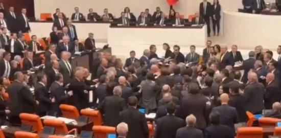 TBMM’de bütçe görüşmeleri yumruklu kavgaya dönüştü