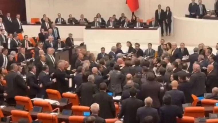 TBMM’de bütçe görüşmeleri yumruklu kavgaya dönüştü