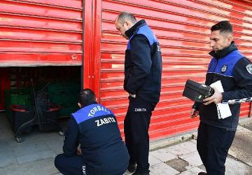 Torbalı Zabıtası'ndan halk sağlığını tehdit eden marketlere mühür