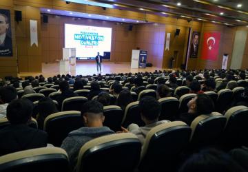 Göksun’da Gençlere Gri Koç’tan Sınav Desteği