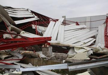 Nilüfer'de iki kaçak iş yeri yıkıldı